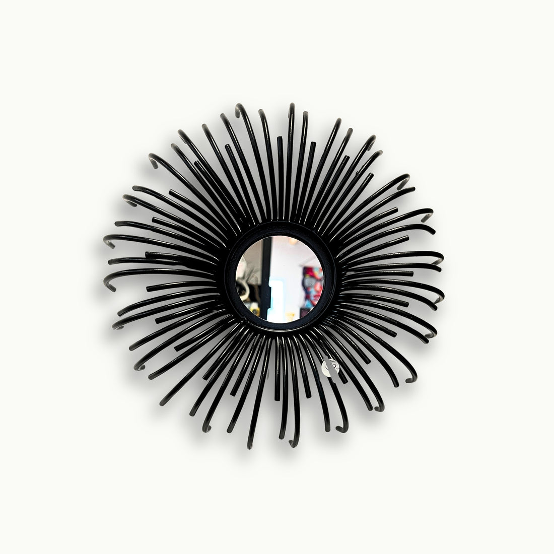 Schwarzer Wandspiegel im Sunburst-Design mit dekorativem Metallrahmen und Spiegelglas von Atelier B, Durchmesser 26 cm.