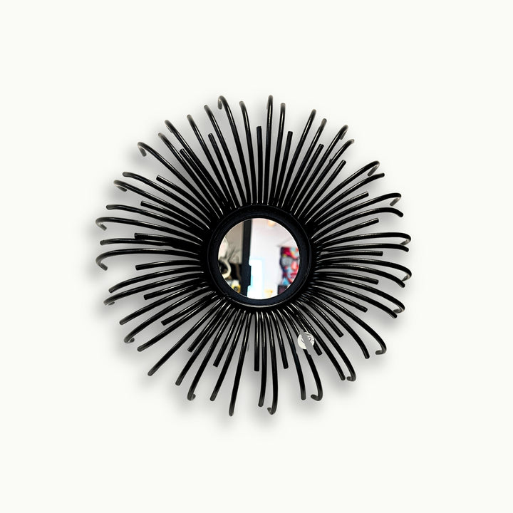 Schwarzer Wandspiegel im Sunburst-Design mit dekorativem Metallrahmen und Spiegelglas von Atelier B, Durchmesser 26 cm.