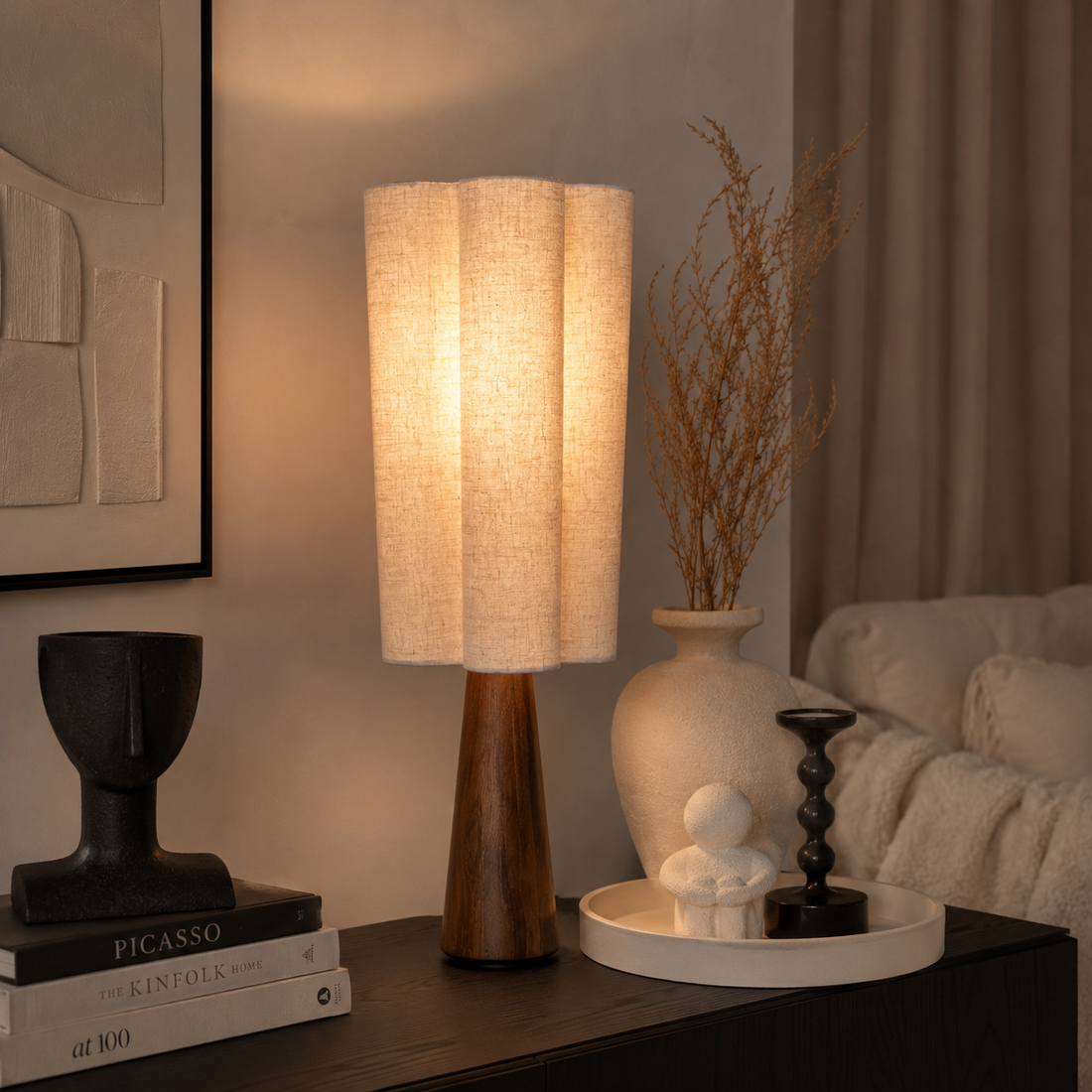 Moderne Atelier B Tischlampe mit Stoffschirm und Holzfuß in stilvoll eingerichtetem Wohnzimmer mit warmer Beleuchtung und neutraler Dekoration.