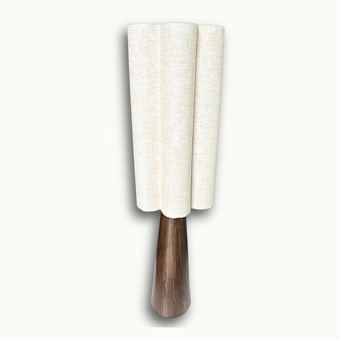 Moderne Atelier B Tischlampe mit hellem Stoffschirm und Holzfuß