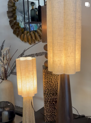 Moderne Tischlampen mit warmem Licht kombiniert mit stilvollen Deko-Elementen in Beige- und Naturtönen