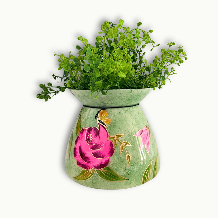 Handbemalte Metallvase in grün mit pinker Blume
