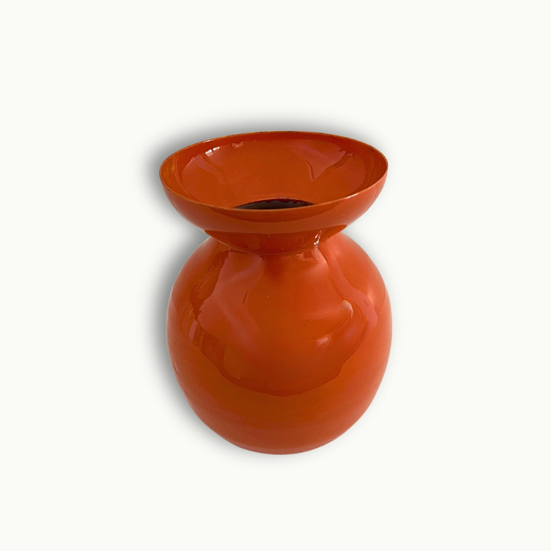 Moderne orange Vase aus Metall als minimalistische Dekoration für Wohnzimmer oder Tisch im stilvollen Interior Design