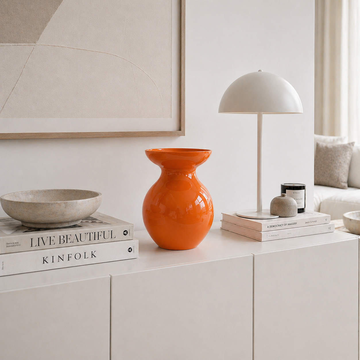 Moderne orange Design Vase als stilvolle Dekoration auf einer weißen Kommode im minimalistischen Wohnzimmer mit eleganter Einrichtung