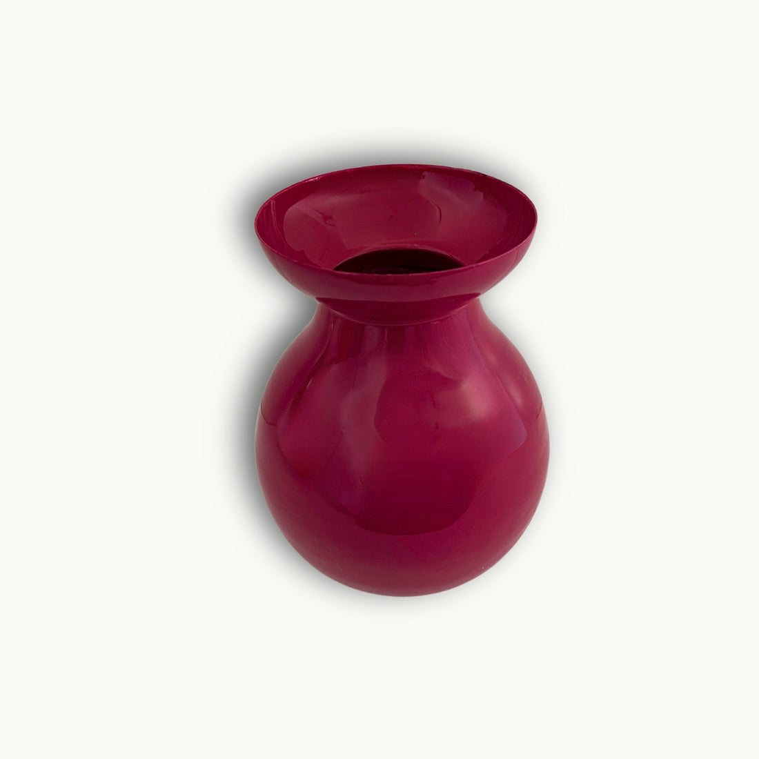 Moderne pinke Metallvase mit breiter Öffnung als stilvolle Dekoration
