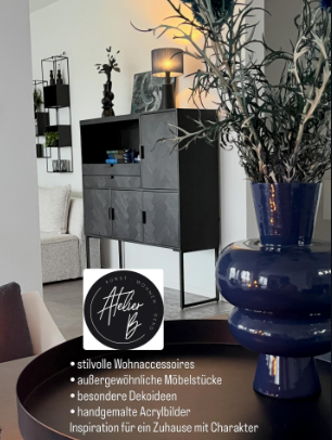 Modern eingerichtetes Wohnzimmer mit stilvollen Wohnaccessoires und großer blauer Vase von Atelier B