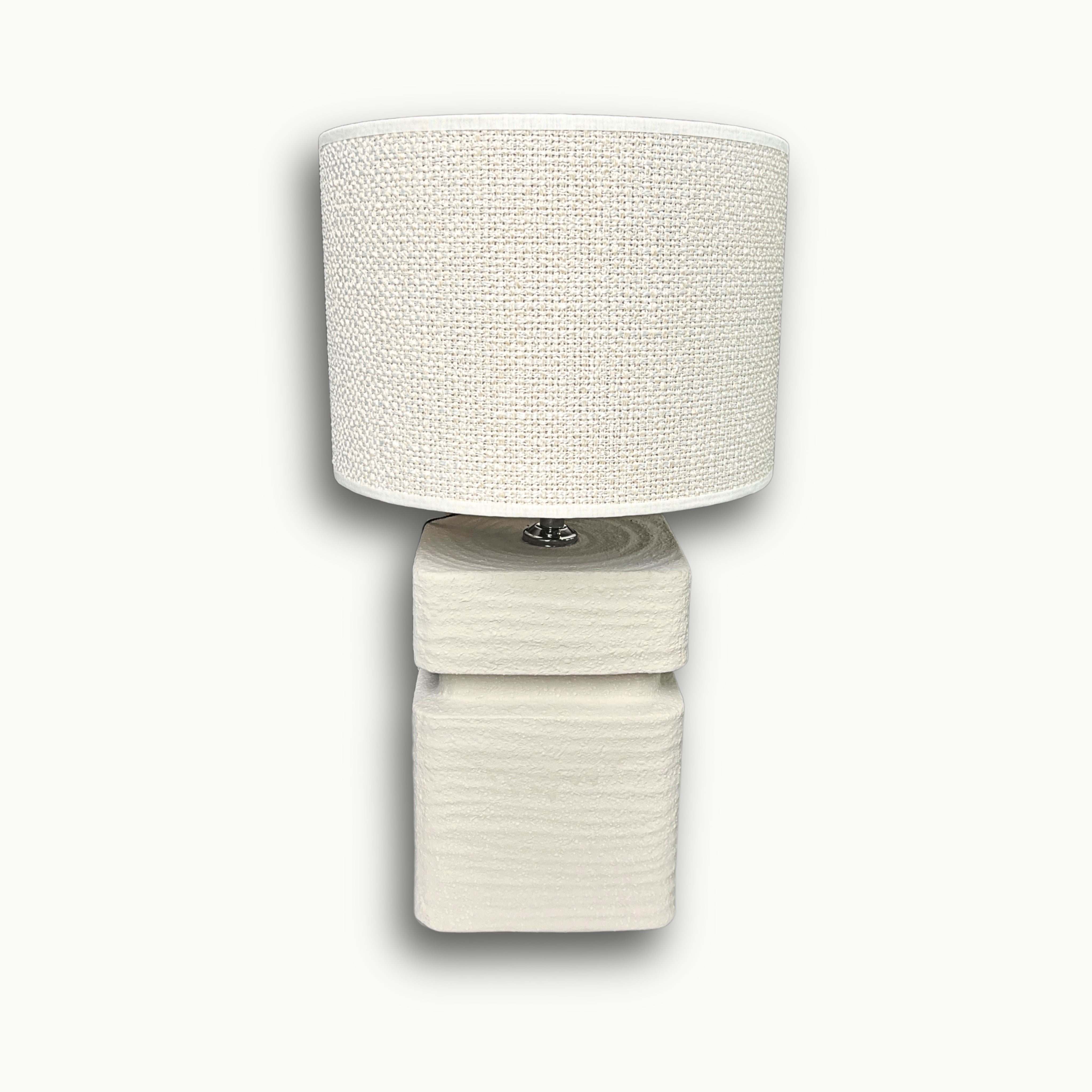 Moderne Keramik Tischlampe von Atelier B mit strukturierter cremefarbener Basis und hellem Stoffschirm für stilvolle Wohnräume.