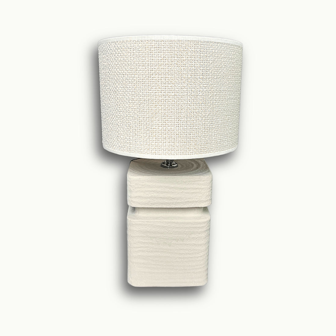 Moderne Keramik Tischlampe von Atelier B mit strukturierter cremefarbener Basis und hellem Stoffschirm für stilvolle Wohnräume.