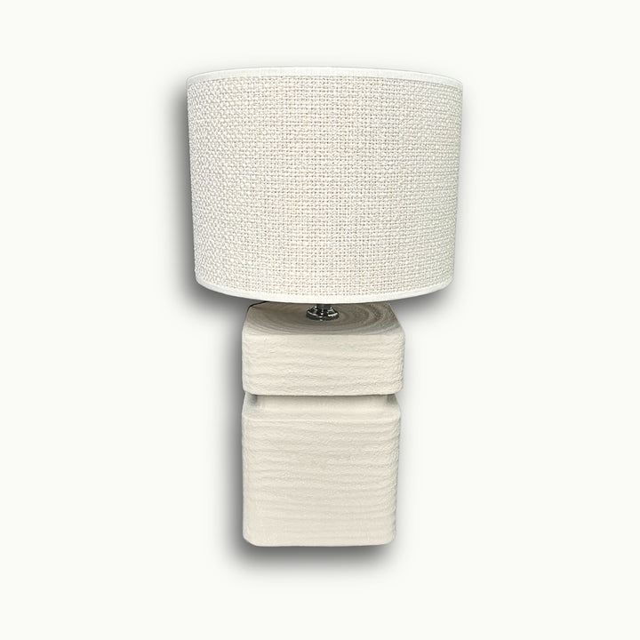 Moderne Keramik Tischlampe von Atelier B mit strukturierter cremefarbener Basis und hellem Stoffschirm für stilvolle Wohnräume.