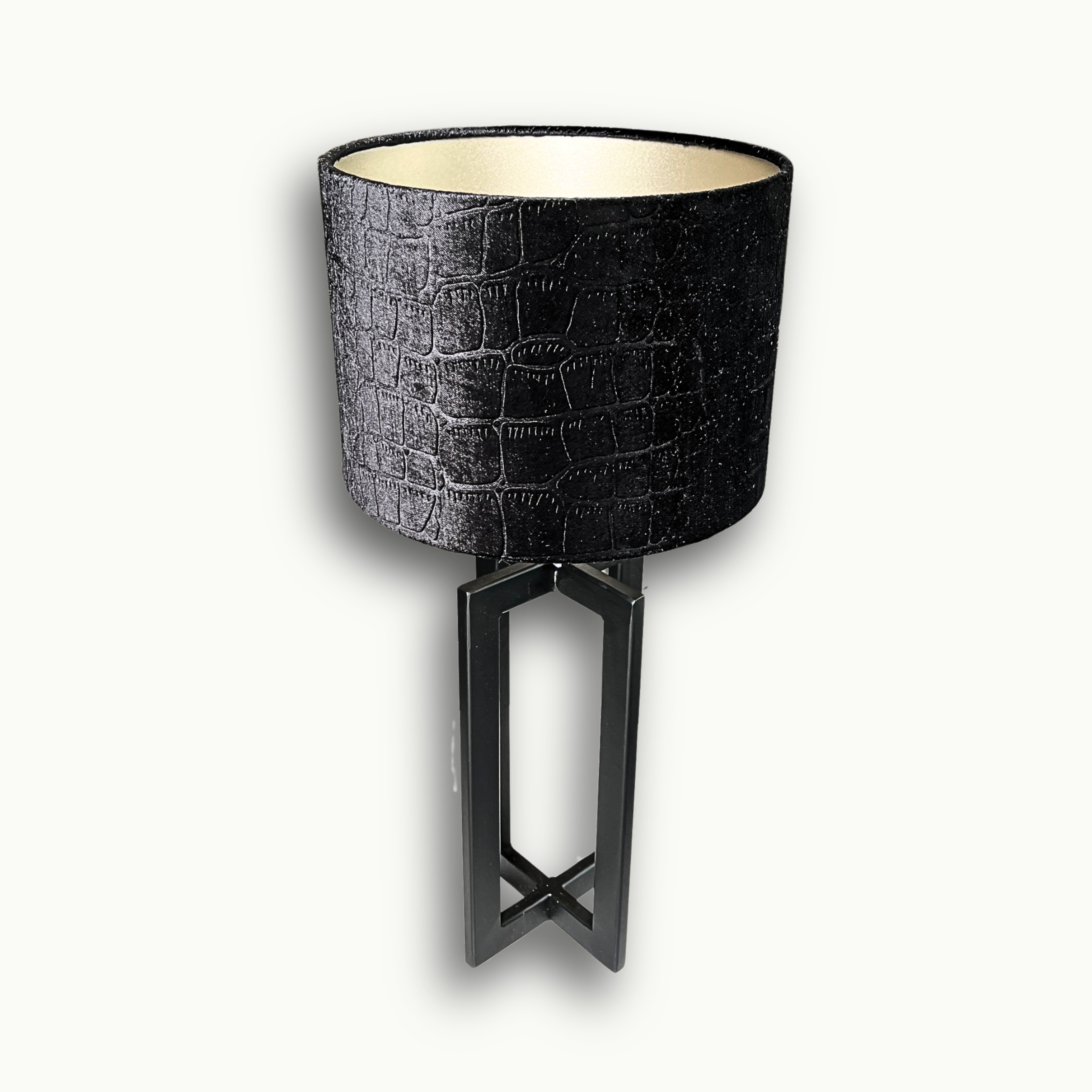Moderne schwarze Tischlampe von Atelier B mit strukturiertem Stoffschirm und geometrischem Metallfuß und gold/silber innen für elegante Wohnräume.