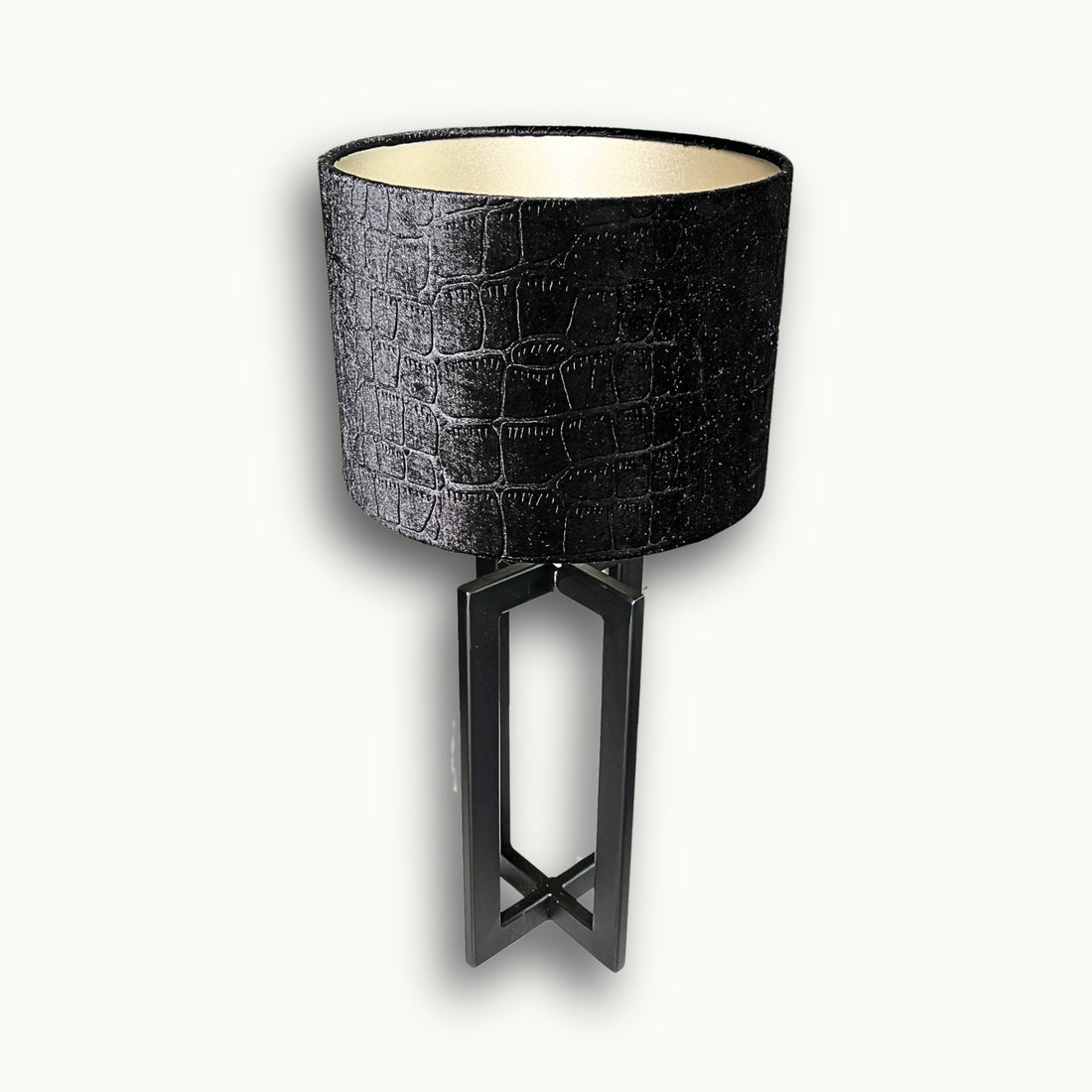 Moderne schwarze Tischlampe von Atelier B mit strukturiertem Stoffschirm und geometrischem Metallfuß und gold/silber innen für elegante Wohnräume.