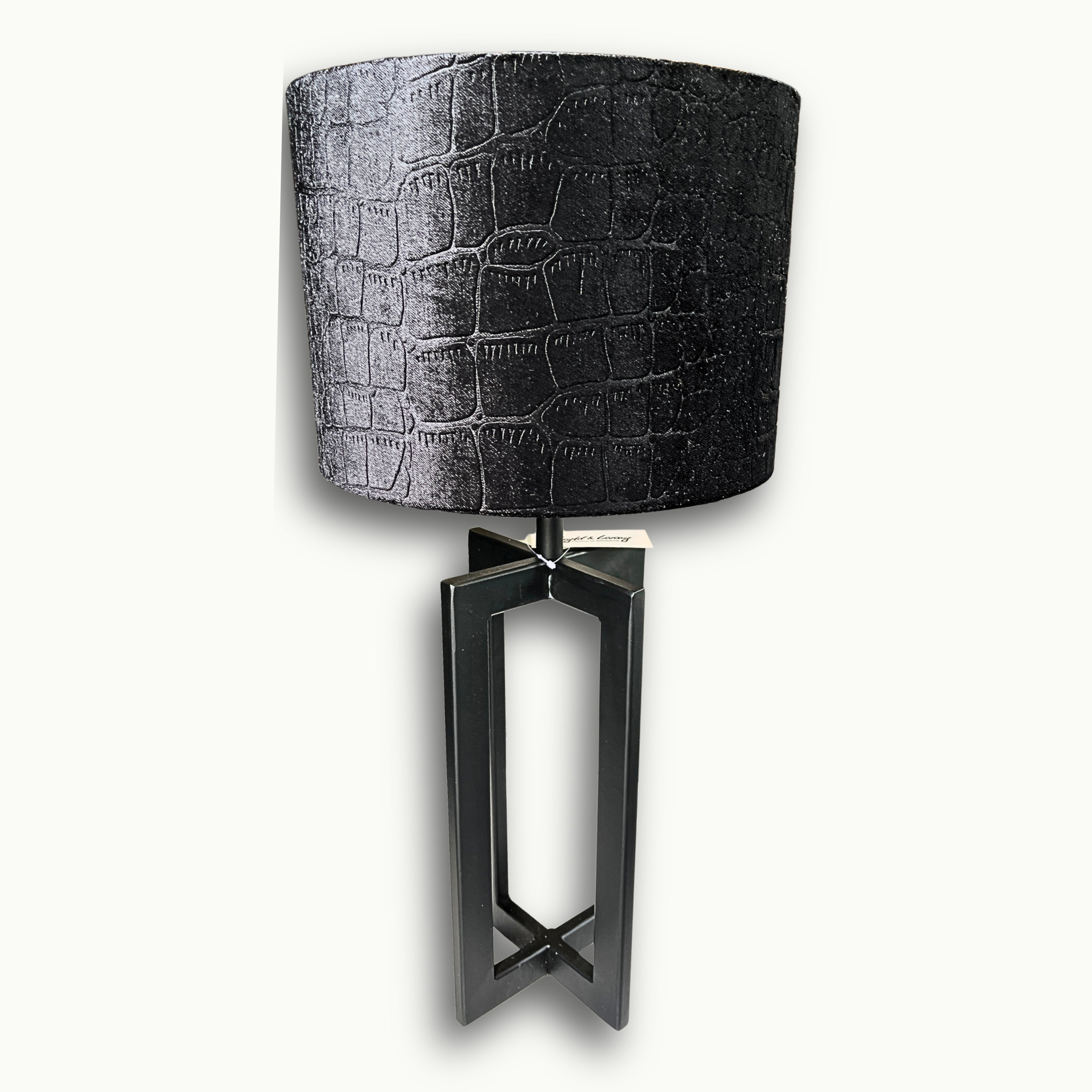Moderne schwarze Tischlampe von Atelier B mit strukturiertem Stoffschirm und geometrischem Metallfuß für elegante Wohnräume.