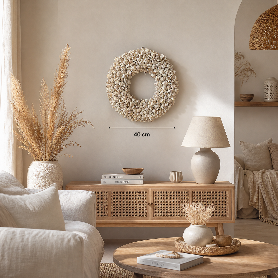Weißer Naturkranz mit 40 cm Durchmesser als Wanddeko über einem Holz Sideboard in einem hellen Boho Wohnzimmer mit warmen Naturmaterialien und gemütlicher Lichtstimmung
