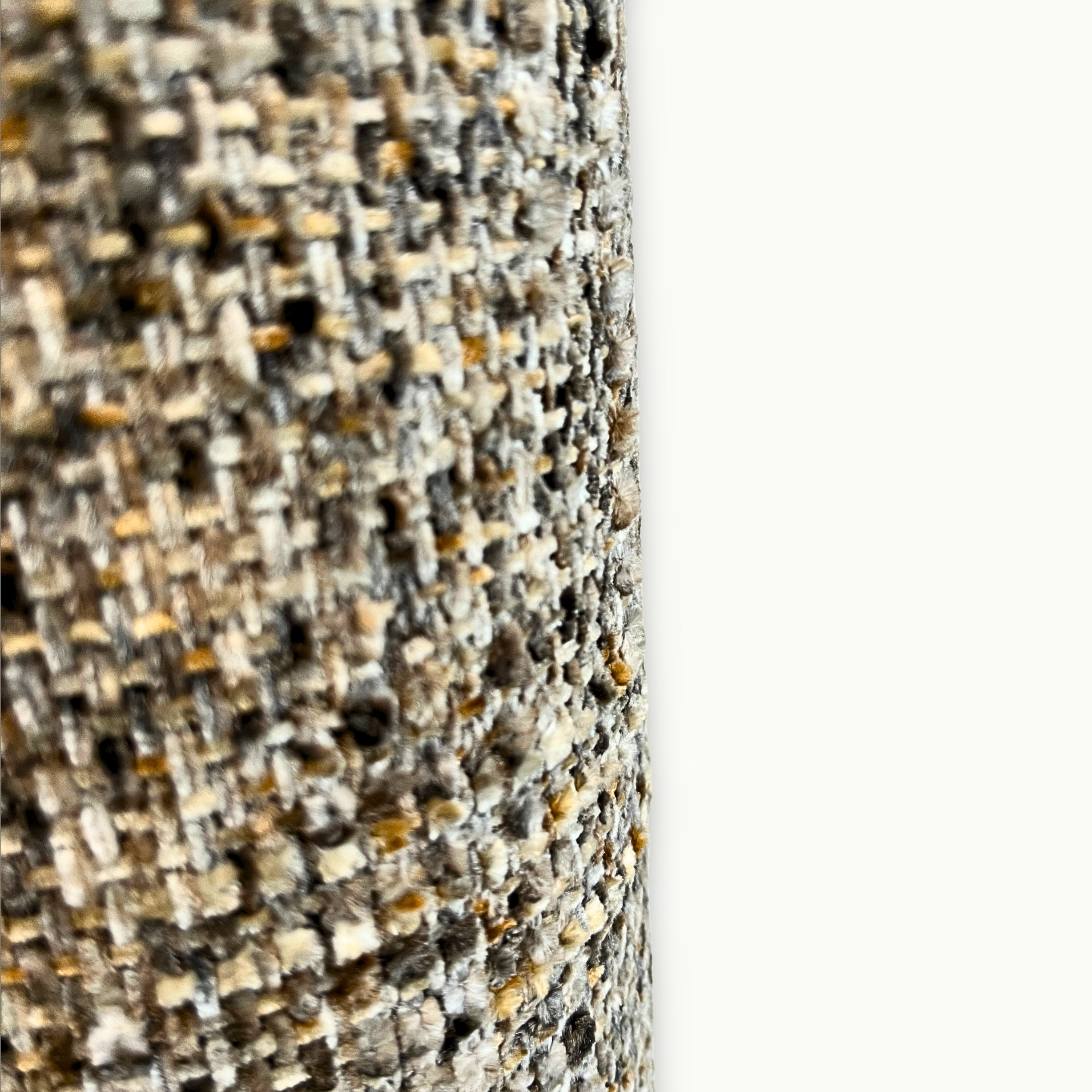 Moderne Designlampe mit strukturiertem Bouclé-Stoffschirm in Beige und schwarzem Metallfuß als stilvolle Wohnraumbeleuchtung.