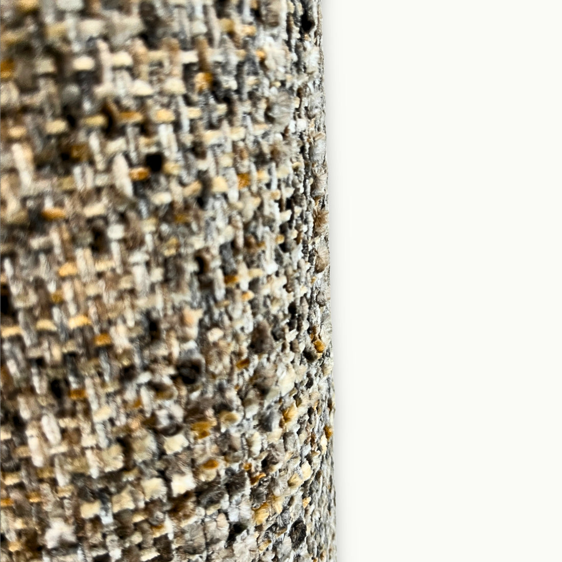 Moderne Designlampe mit strukturiertem Bouclé-Stoffschirm in Beige und schwarzem Metallfuß als stilvolle Wohnraumbeleuchtung.