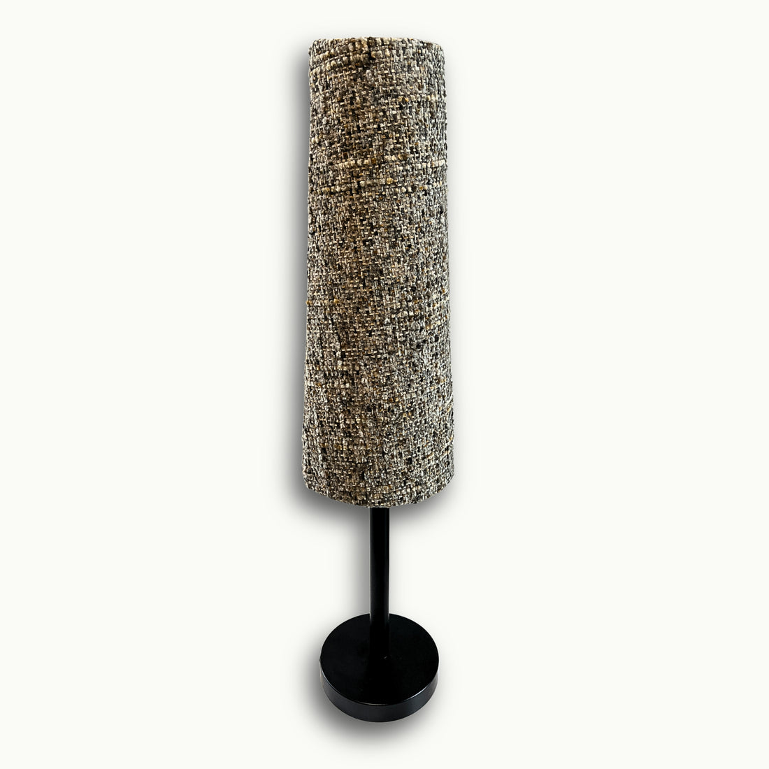 Moderne Designlampe mit strukturiertem Bouclé-Stoffschirm in Beige und schwarzem Metallfuß als stilvolle Wohnraumbeleuchtung.