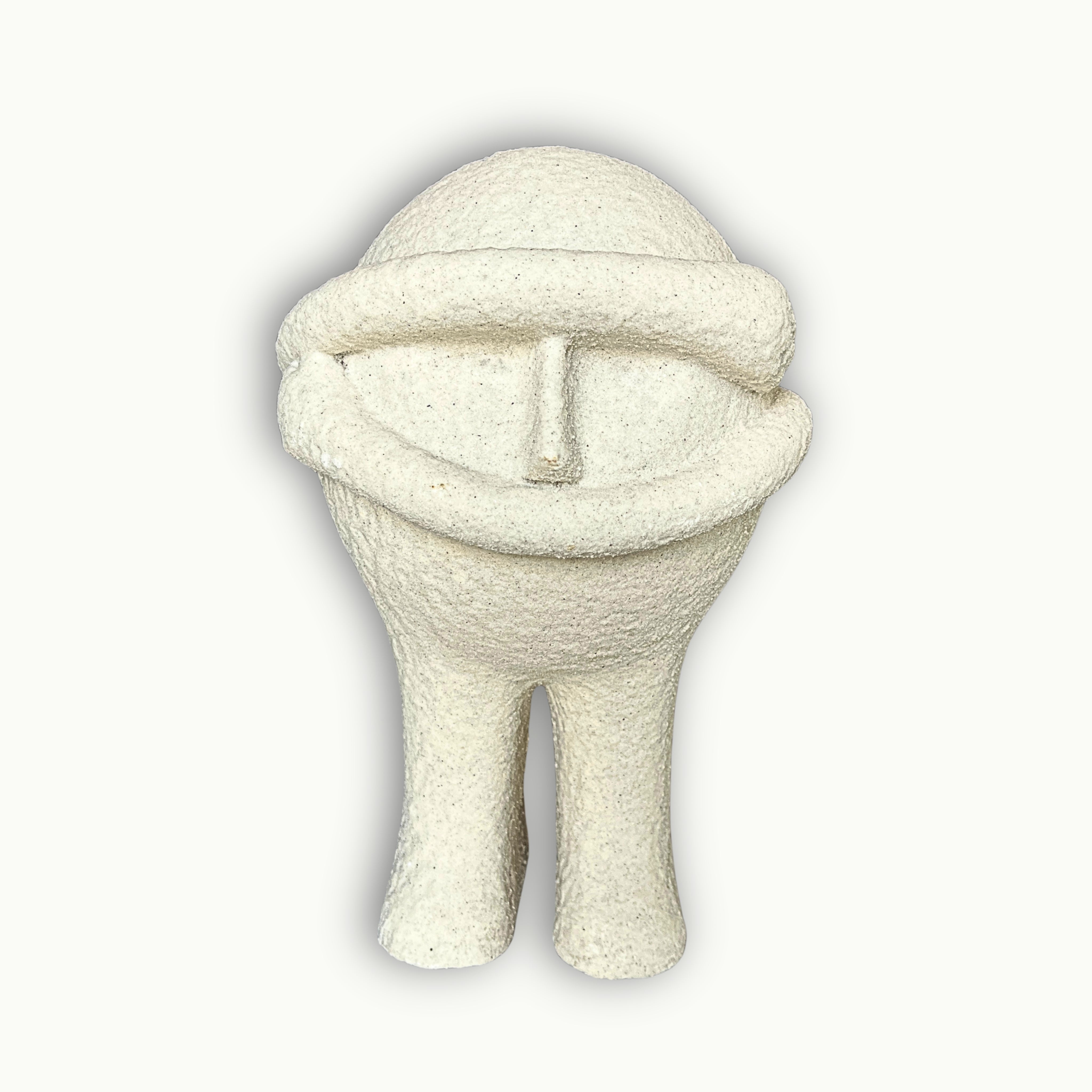 Minimalistische Skulptur in Creme für moderne Wohnräume1
