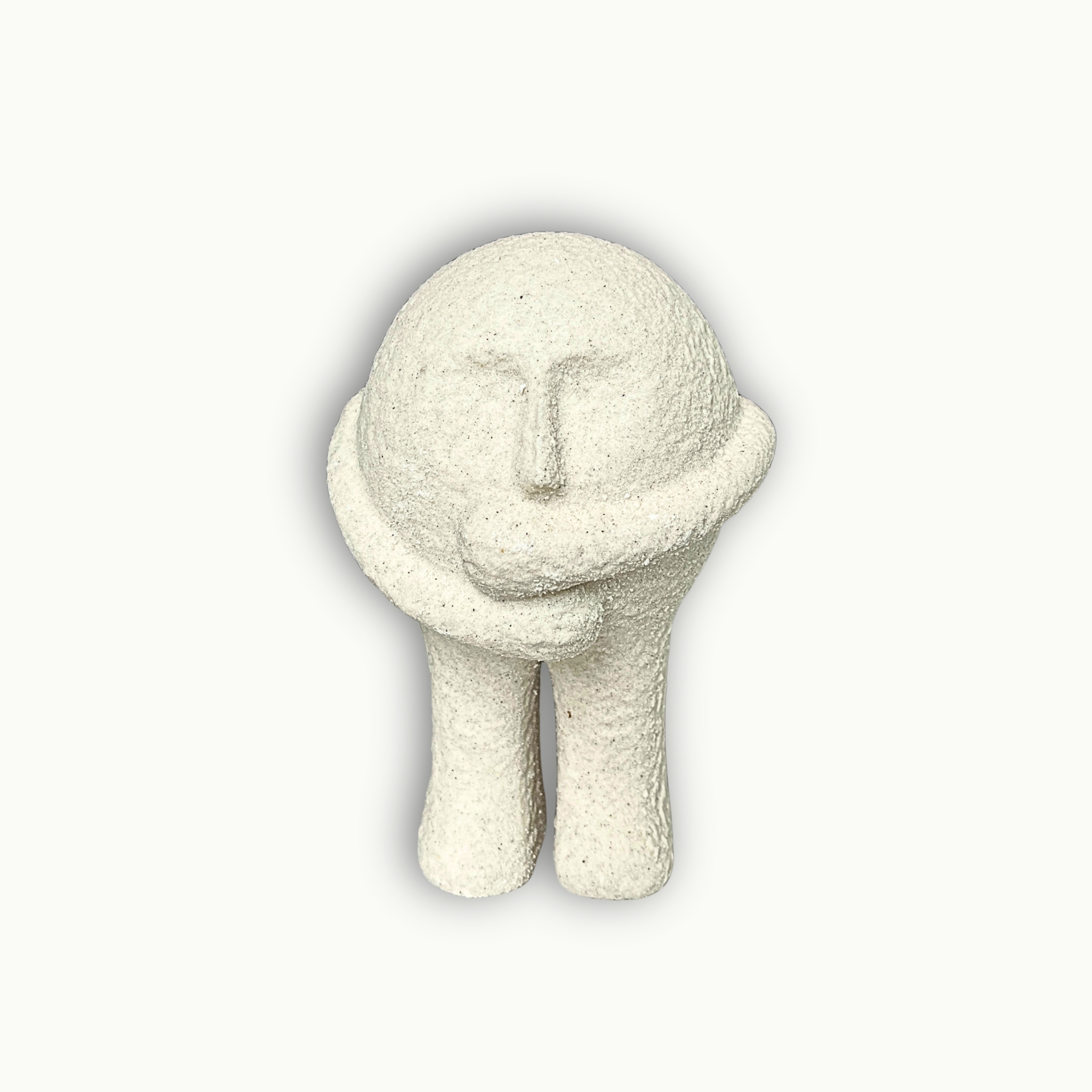 Minimalistische Skulptur in Creme für moderne Wohnräume