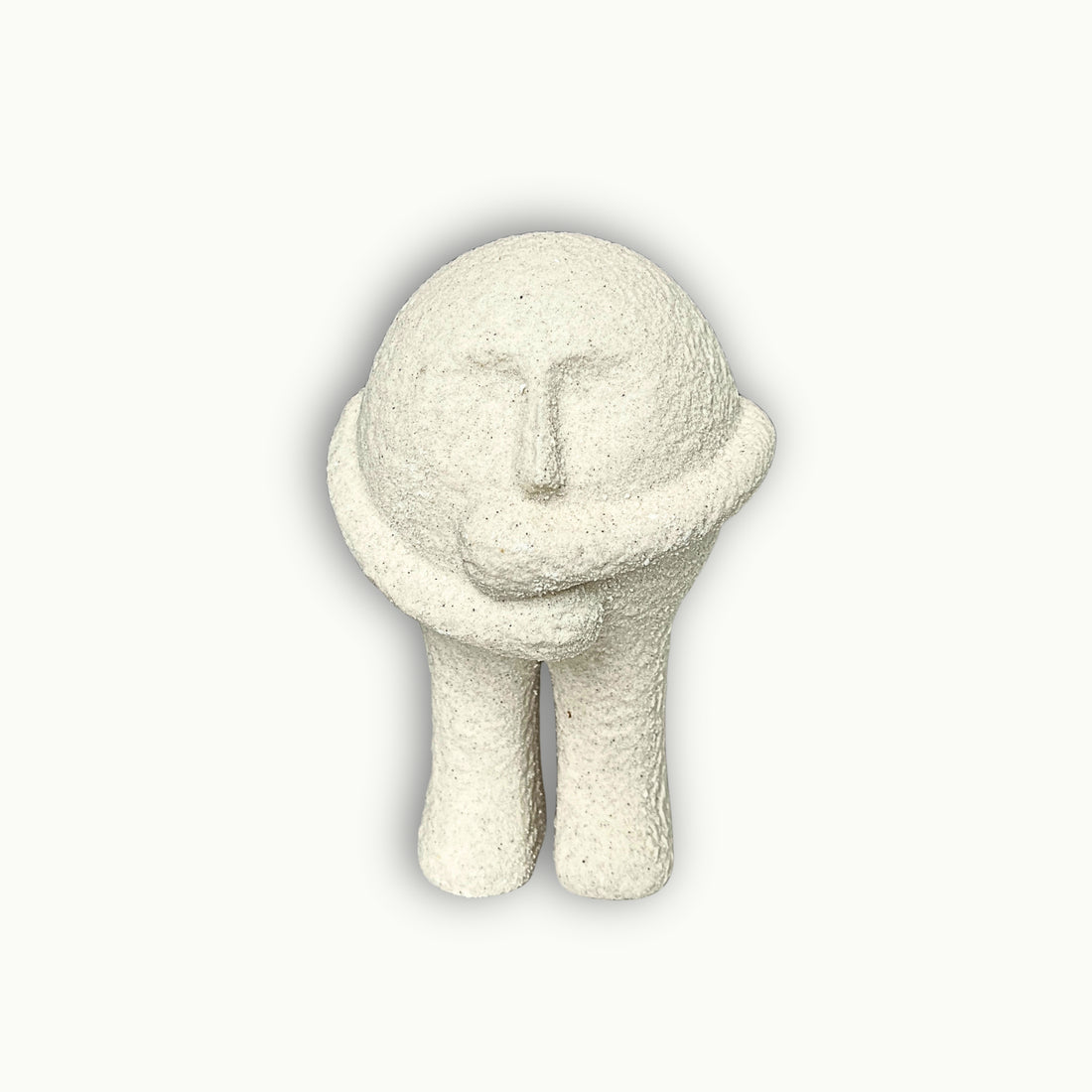 Minimalistische Skulptur in Creme für moderne Wohnräume