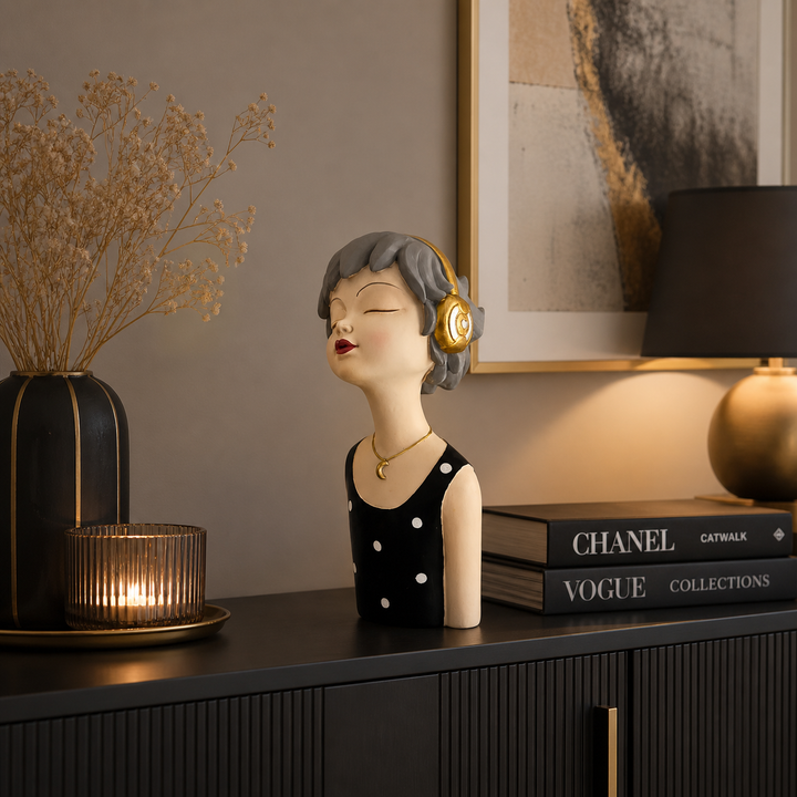 Moderne Dekofigur einer Frau mit Kopfhörern und goldenen Details auf einem Sideboard in einem stilvollen Wohnzimmer mit warmer Beleuchtung und minimalistischer Einrichtung
