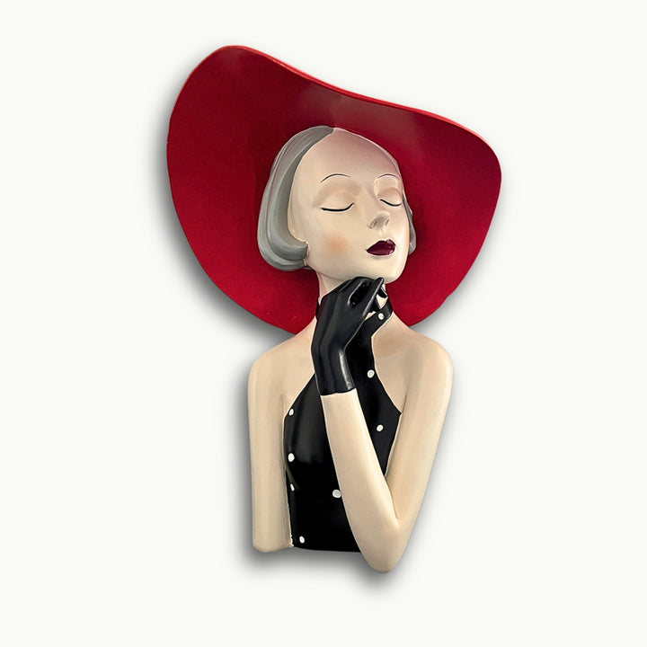 Elegante Dekofigur einer Frau mit rotem Hut und stilvollen Details