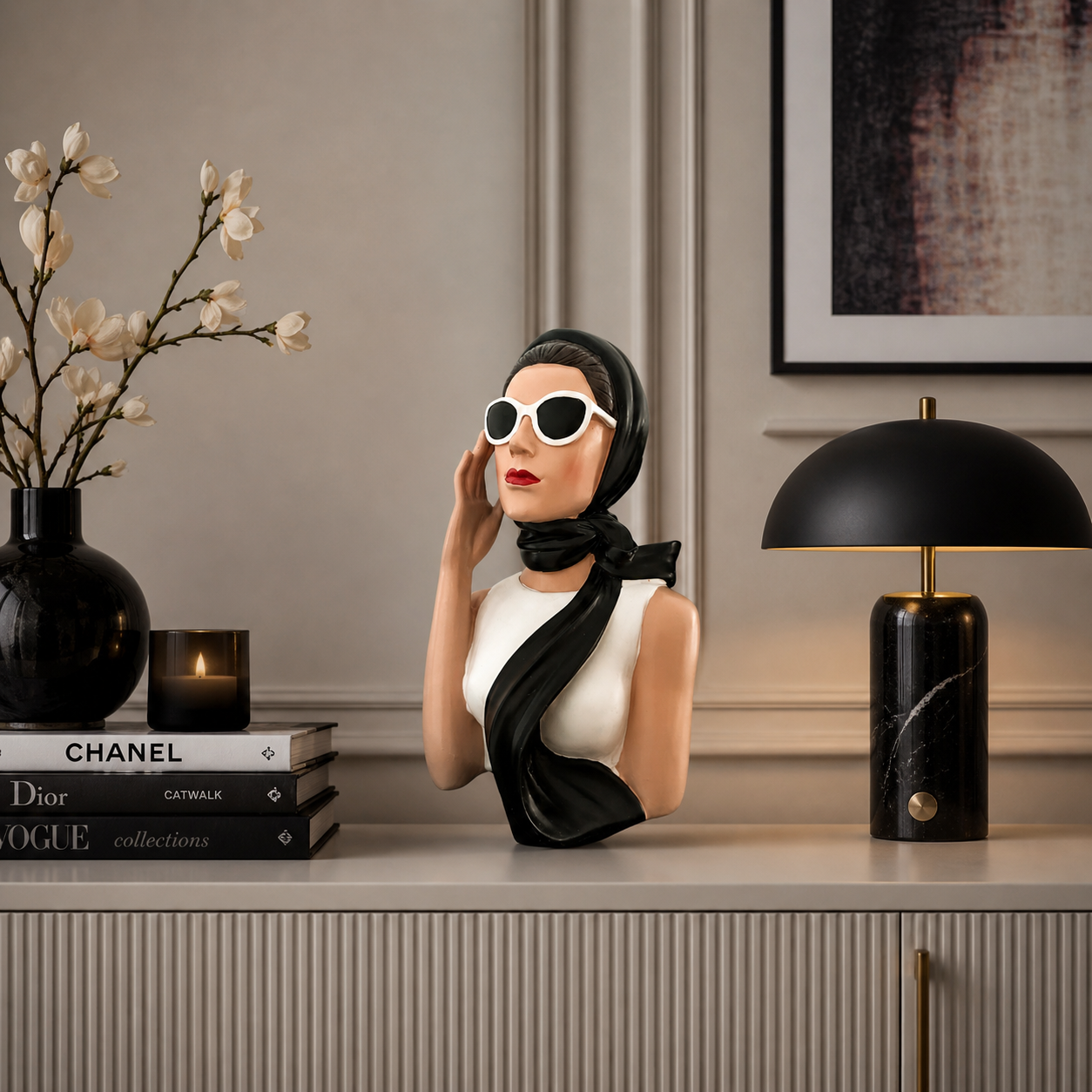 Moderne Dekofigur einer eleganten Frau mit Sonnenbrille und schwarzem Kopftuch als stilvolle Wohnaccessoire in einem luxuriösen Wohnzimmer
