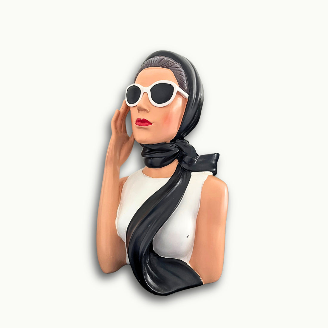 Moderne Dekofigur einer eleganten Frau mit Sonnenbrille und schwarzem Kopftuch als stilvolle Wohnaccessoire