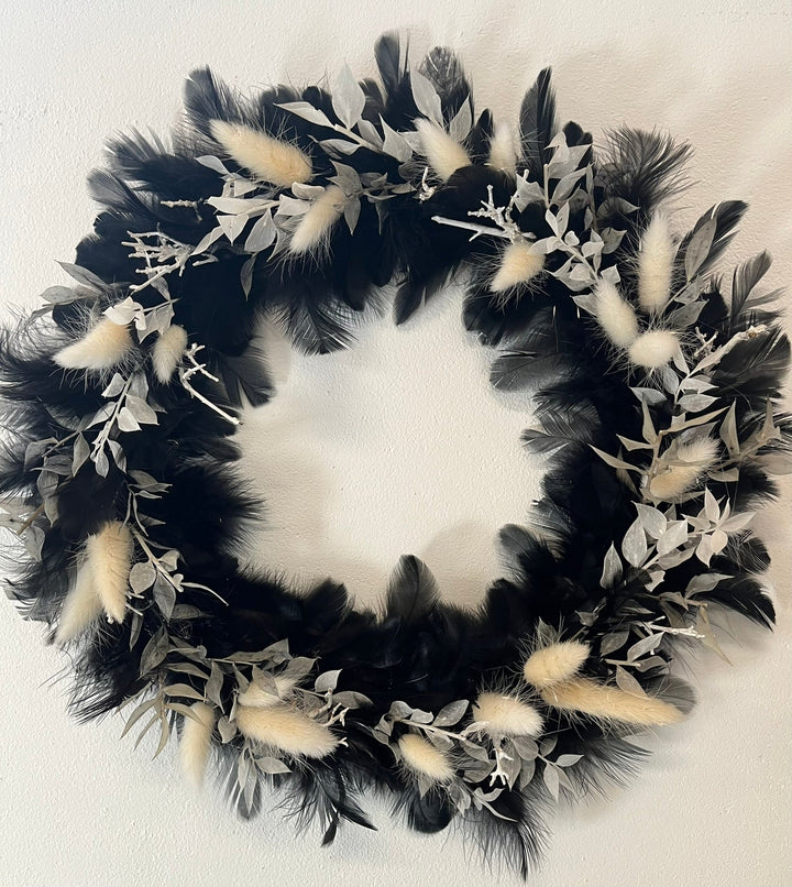 Kranz mit Federn und Trockenblumen