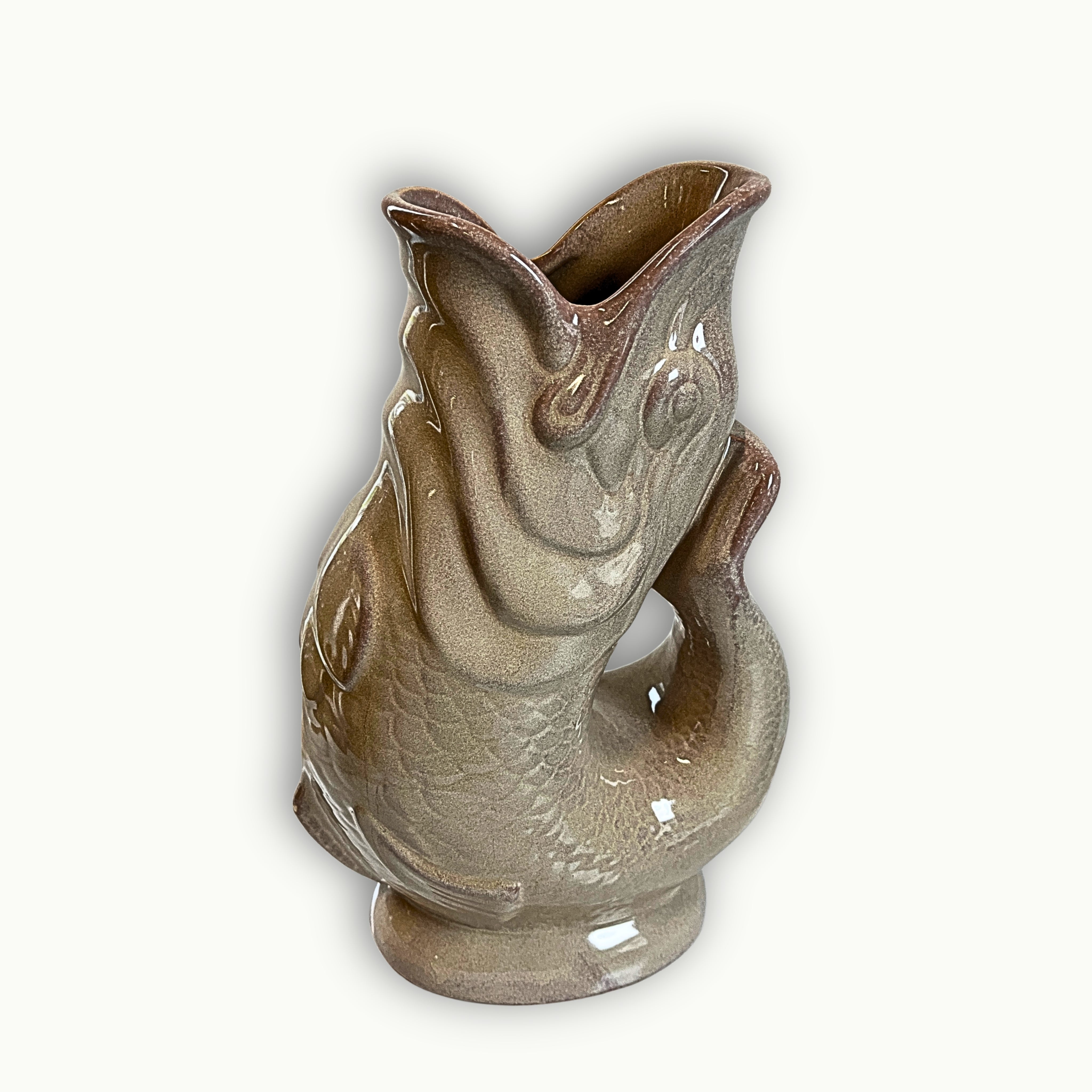 Große Fischvase aus beigefarbener Keramik mit glänzender Glasur und detailreicher Schuppenstruktur als maritime Wohnraumdekoration.
