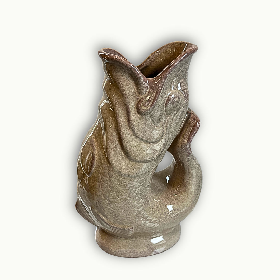 Große Fischvase aus beigefarbener Keramik mit glänzender Glasur und detailreicher Schuppenstruktur als maritime Wohnraumdekoration.