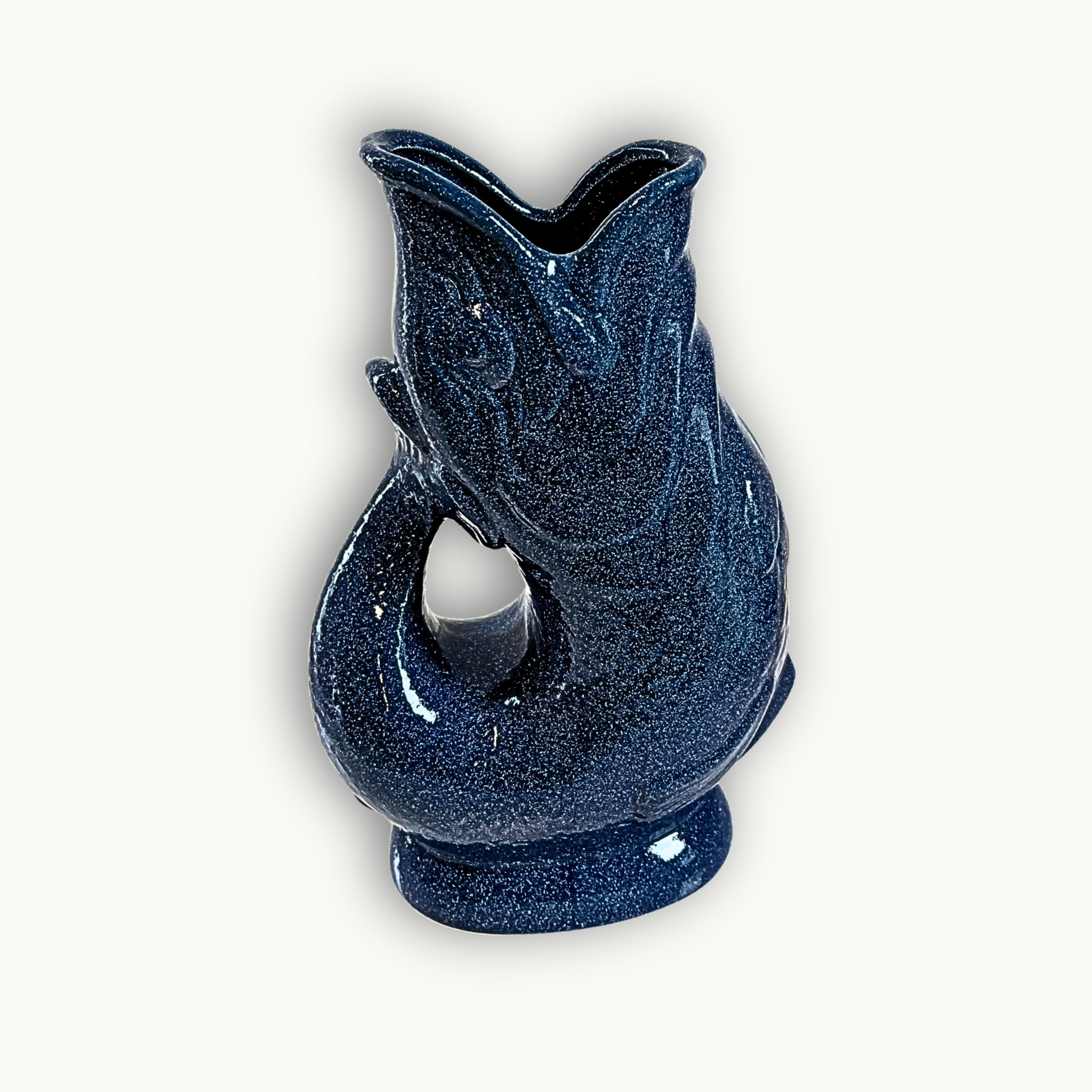 Dekorativer Fisch aus dunkelblauer Keramik mit glänzender Glasur und strukturierter Schuppenoptik als maritime Vase und Wohnraumdekoration.
