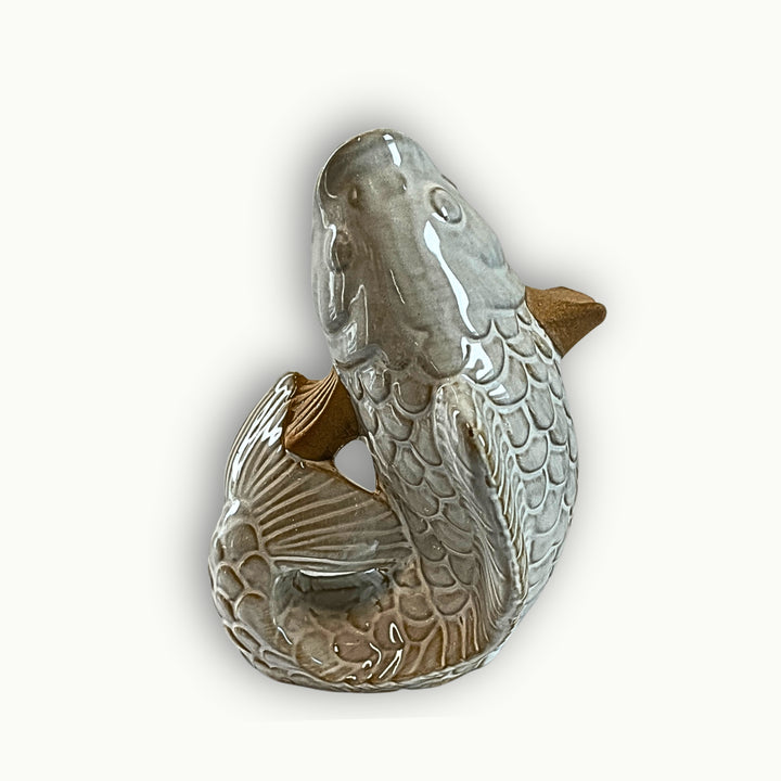 Dekorativer Fisch aus Keramik in Grau-Beige mit strukturierter Schuppenoptik als maritime Dekofigur für moderne Wohnräume.