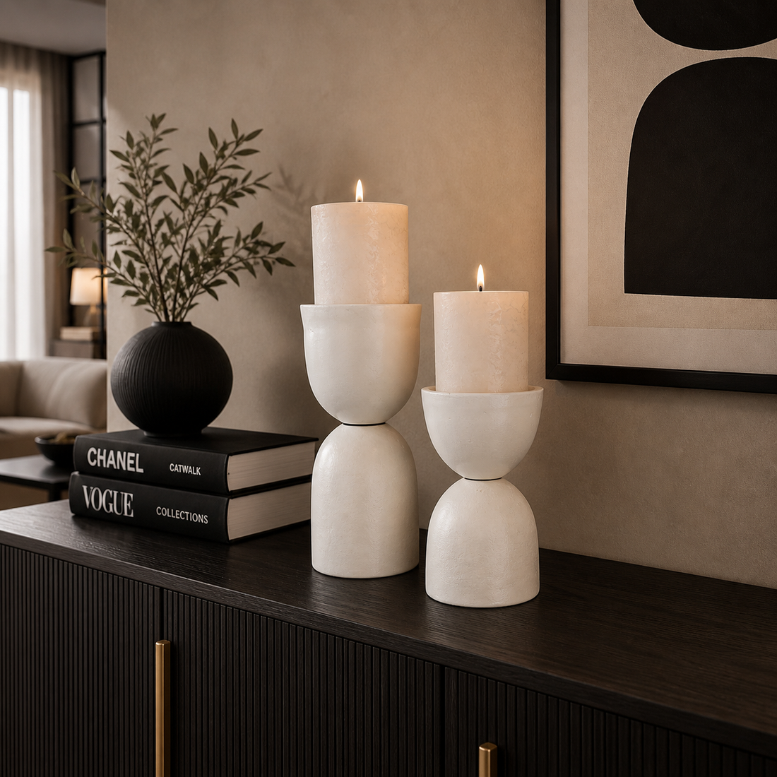 Modernes Metall Kerzenständer Set mit zwei eleganten Kerzenhaltern in unterschiedlichen Höhen auf einer Kommode