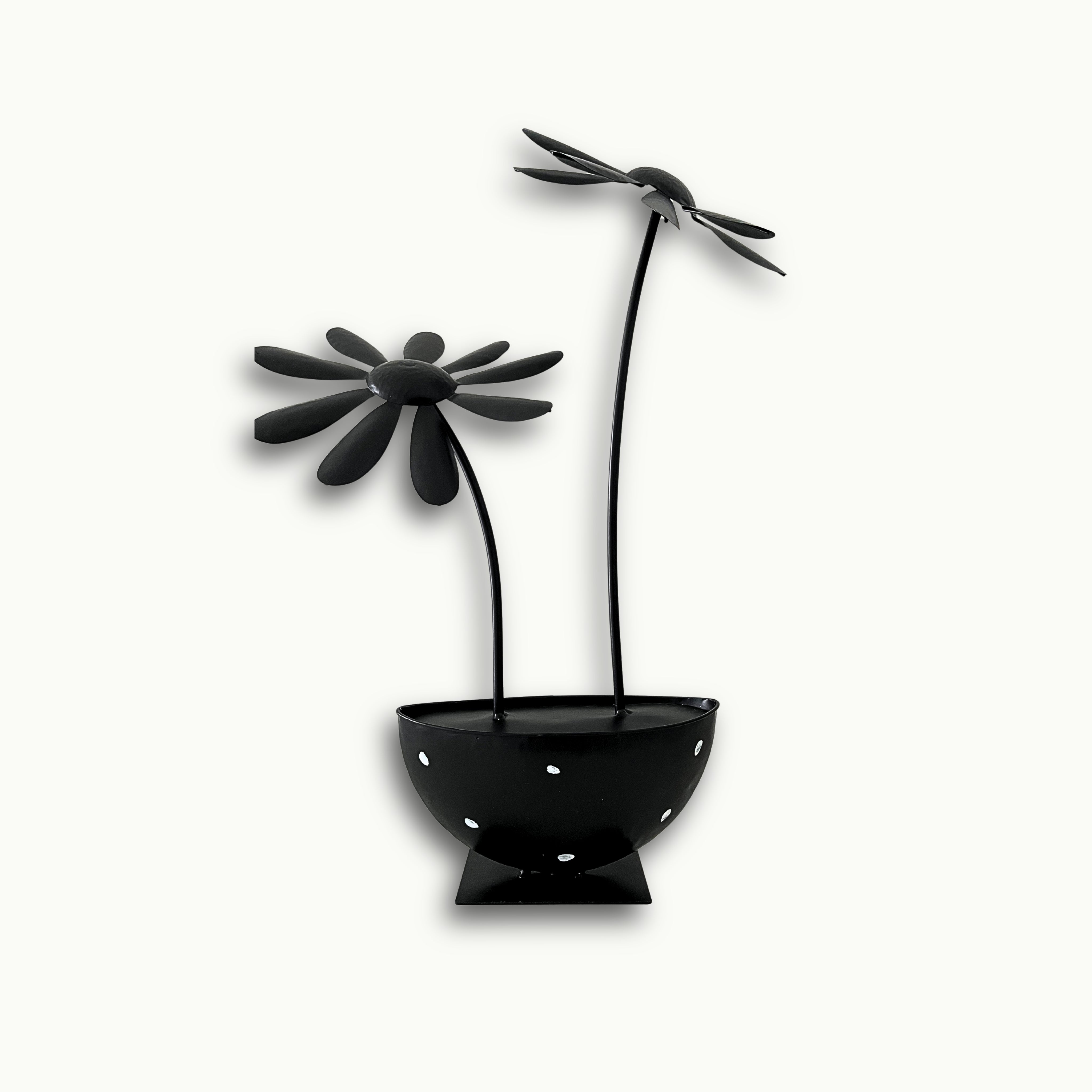 Moderne schwarze Metallblume mit zwei filigranen Blüten auf stabilem Standfuß