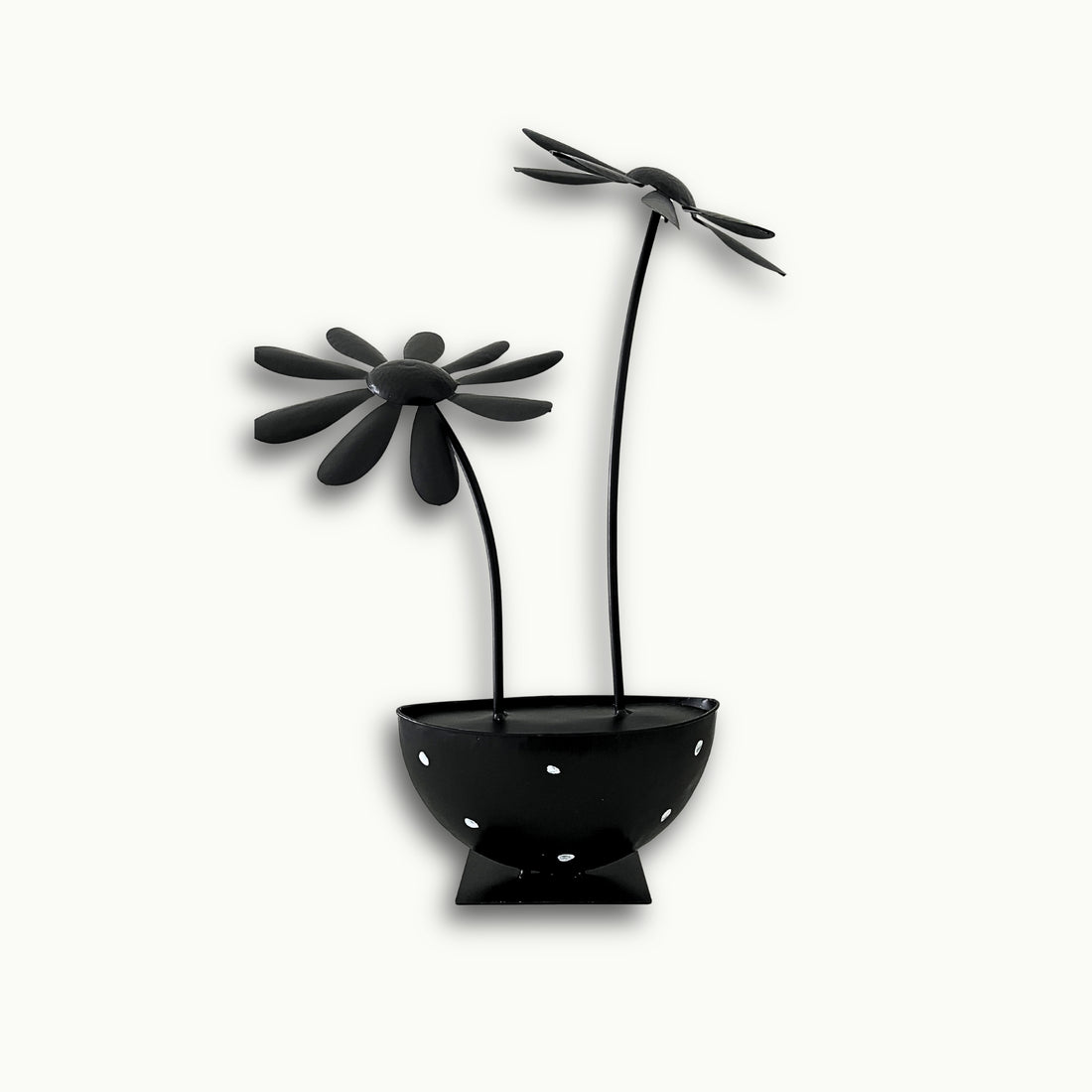 Moderne schwarze Metallblume mit zwei filigranen Blüten auf stabilem Standfuß