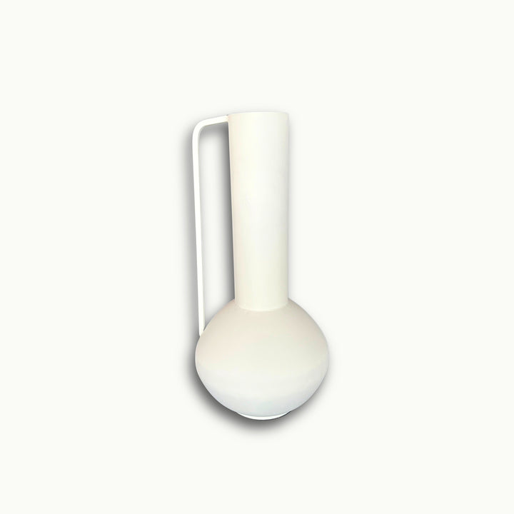 Moderne Metallvase in creme mit Henkel