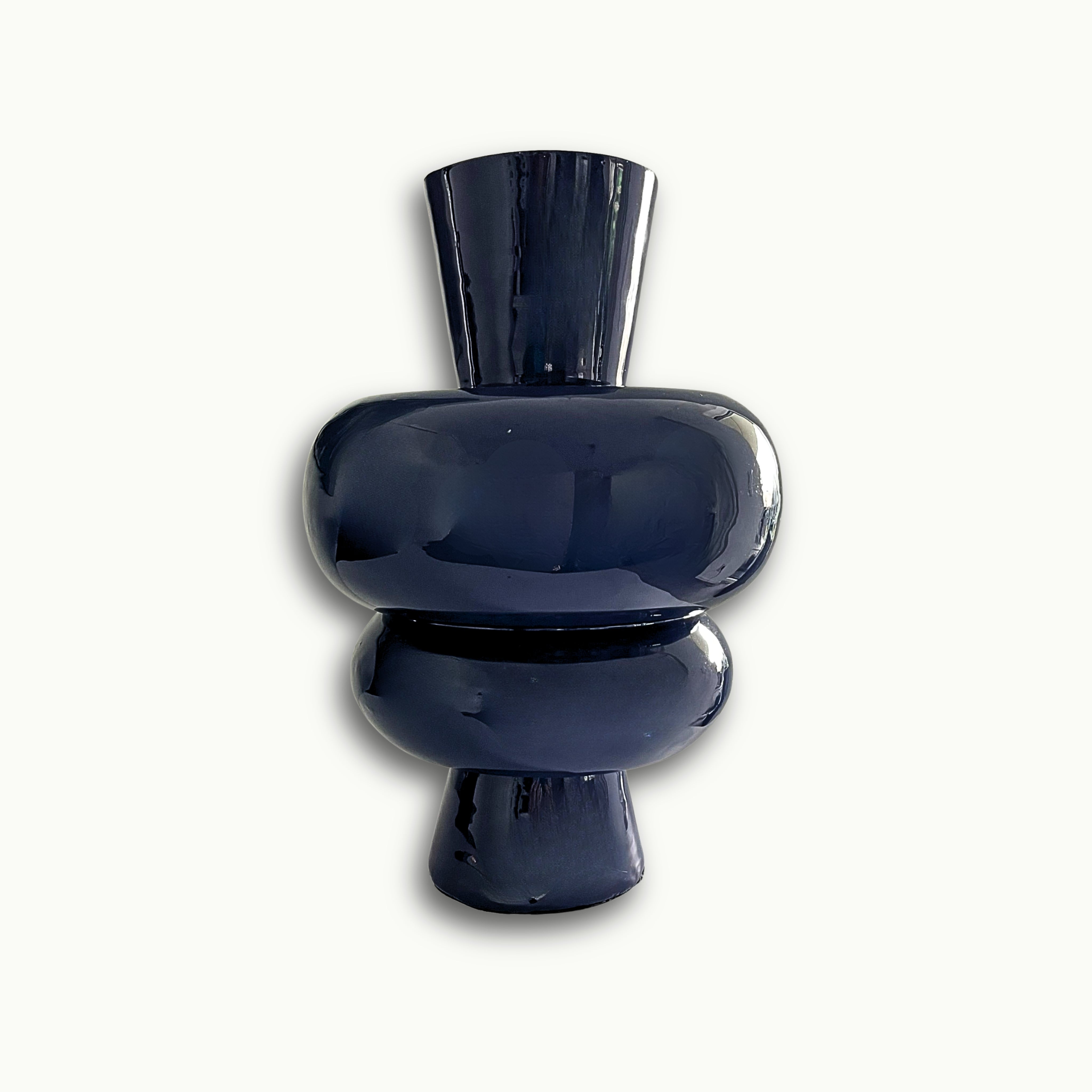 Moderne blaue Metallvase mit glänzender Oberfläche