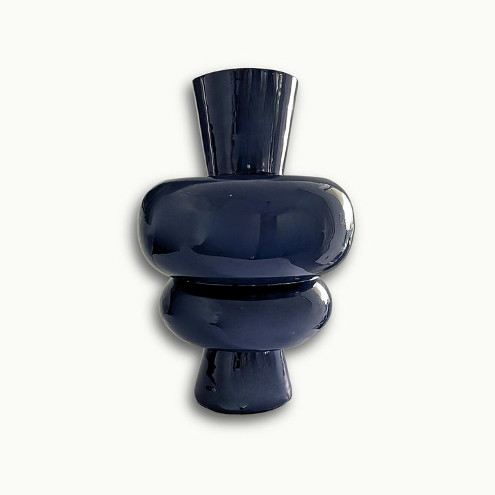 Moderne blaue Metallvase mit glänzender Oberfläche