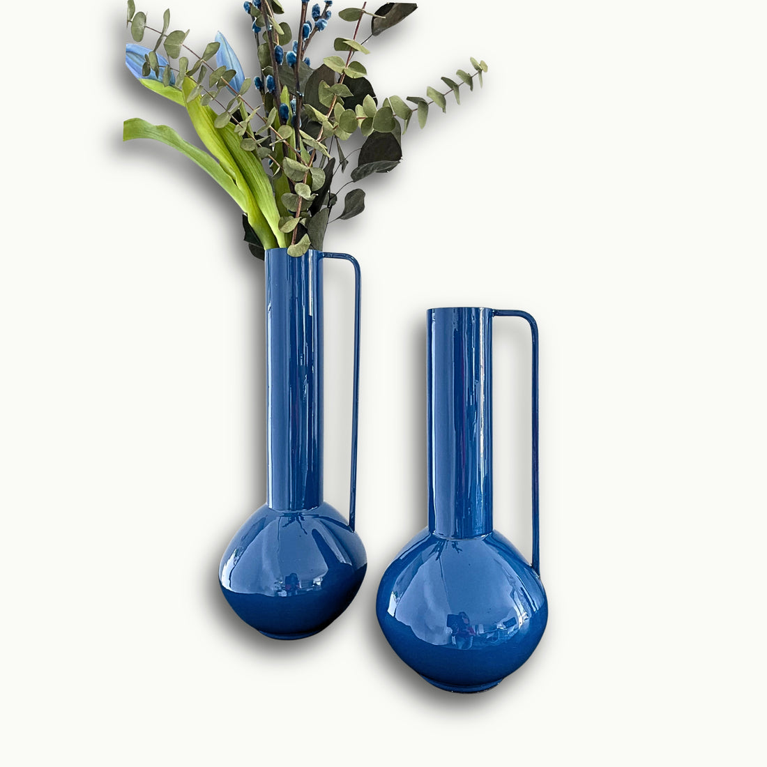 Modernes Metallvasen Set mit zwei eleganten Vasen in blau