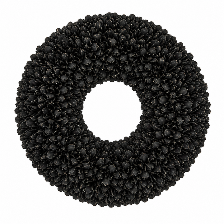 Schwarzer dekorativer Wandkranz aus Metall mit dichter, blütenartiger Struktur und breitem Rand, freigestellt auf hellem Hintergrund, Durchmesser 40 cm