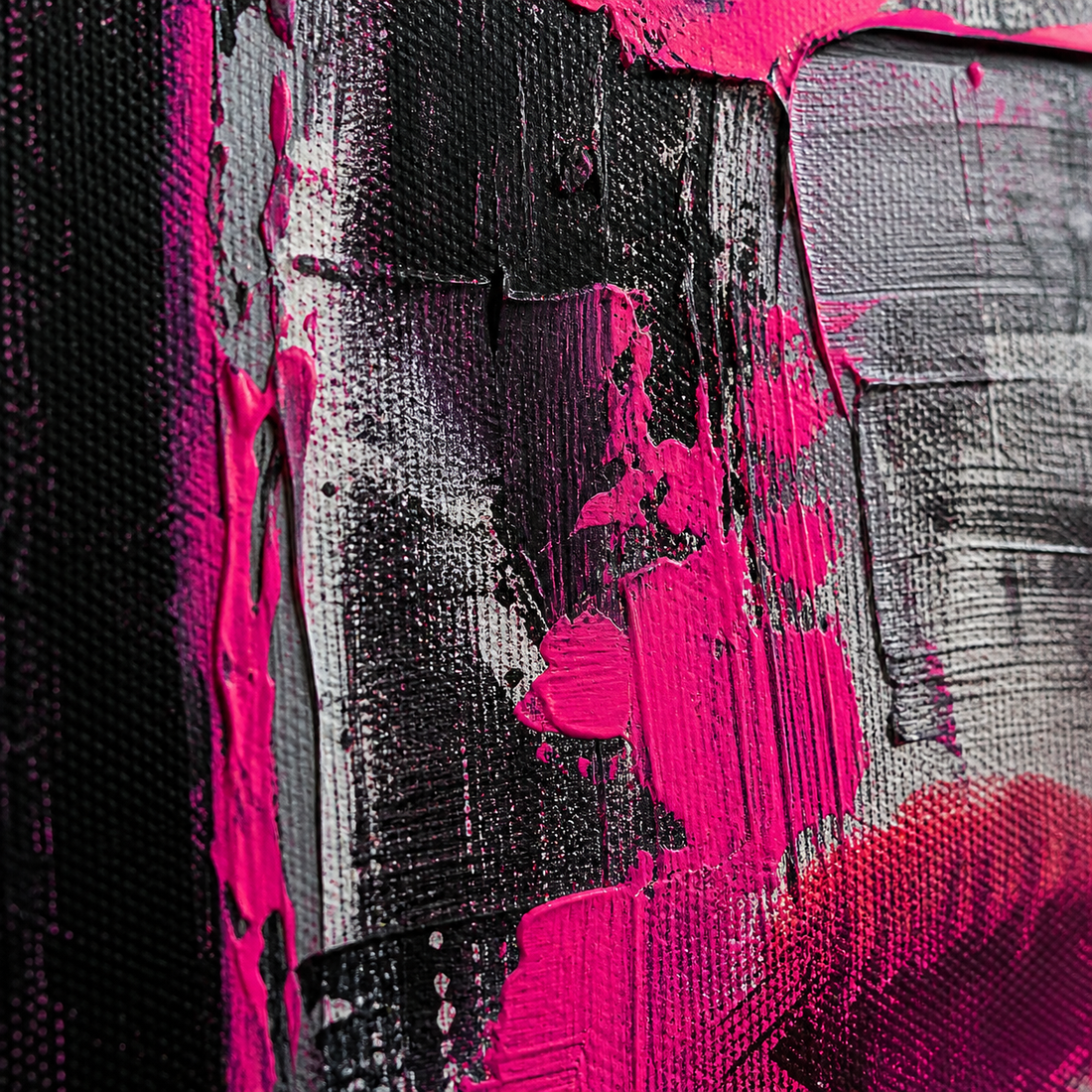Makroaufnahme der Struktur eines abstrakten Acrylbildes in Pink und Schwarz mit sichtbarer Leinwand und kräftigen Pinsel- und Spachtelstrukturen