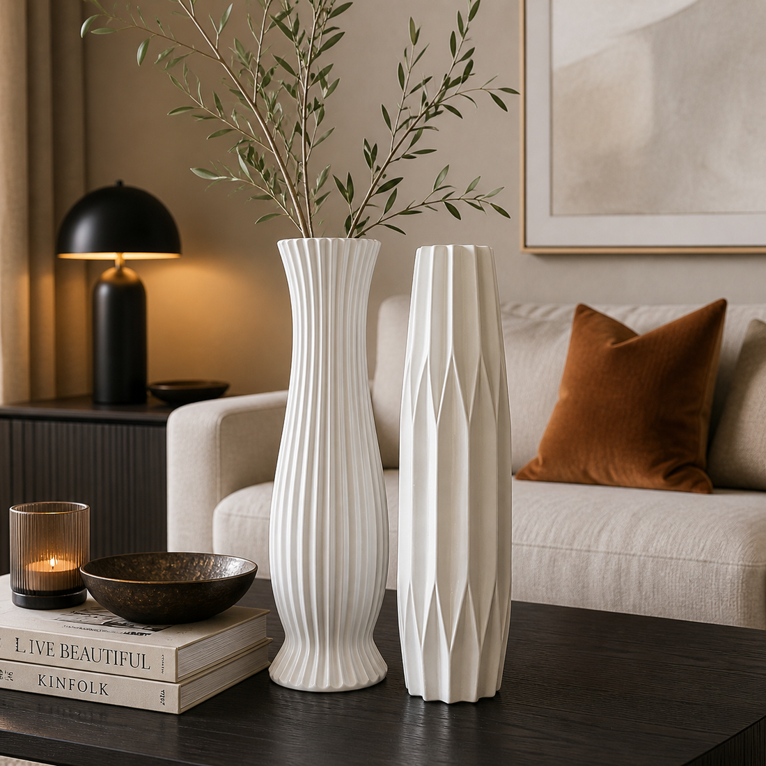 Zwei moderne weiße Designvasen mit strukturierter Oberfläche (je 45 cm hoch) auf einem Tisch in einem stilvoll eingerichteten Wohnzimmer mit Sofa, warmem Licht und minimalistischer Dekoration